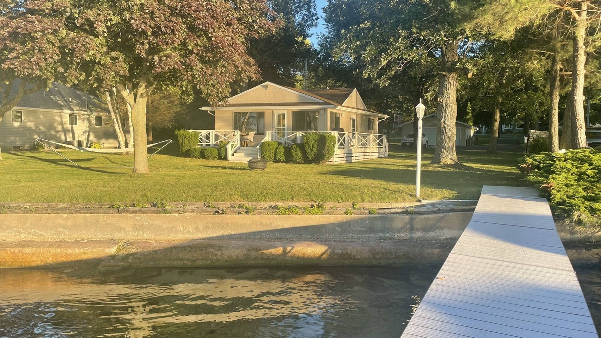Markesan Cottage | Lake Frontage, swimming area, close to golf
