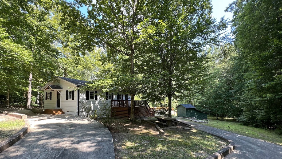 Macon Cottage | Lake Gaston lake house The 19th Hole