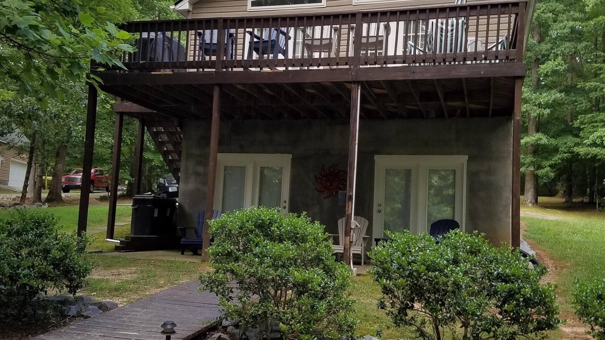 Valentines House | Lake Gaston Waterfront Cottage Sleeps 6 with private Boathouse