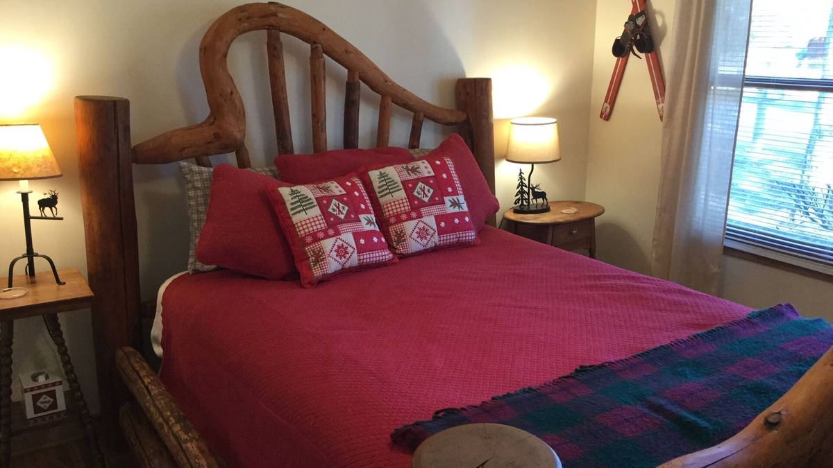 Pell Lake Cottage | Lake Geneva Cottage - Enjoy the fall colors - Fat Tire Ride/TacoFest/Oktoberfest