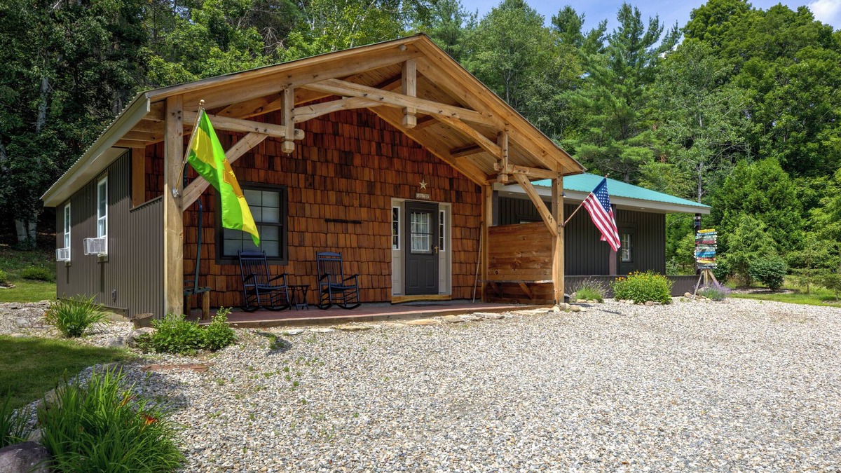 Wevertown Cabin | Lake George, Loon, and Schroon -Hot Tub -Firepit -Gameroom -Kayaks -Pets