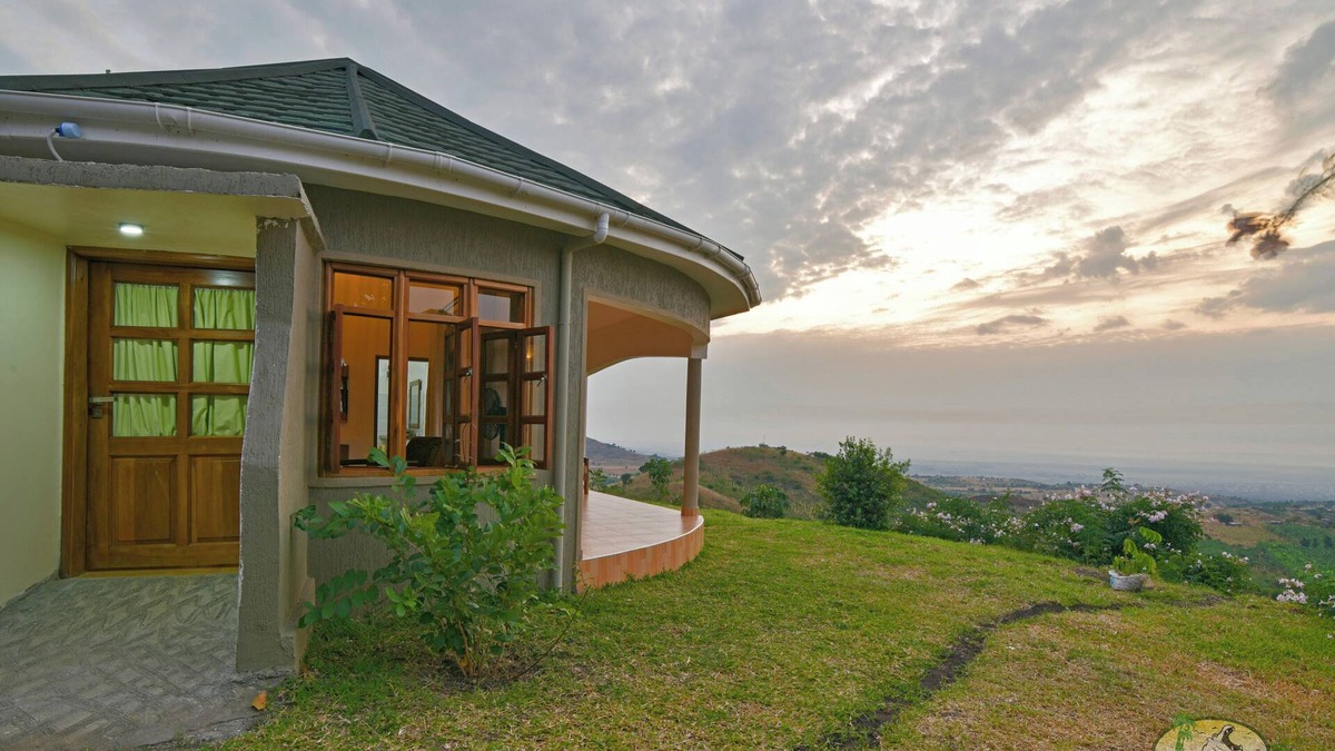 Kasese Cabin | Lake George View Resort