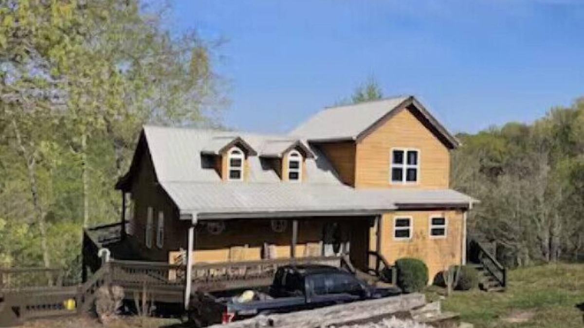 Byrdstown House | Lake getaway less than 1 mile from Dale Hollow lake.
