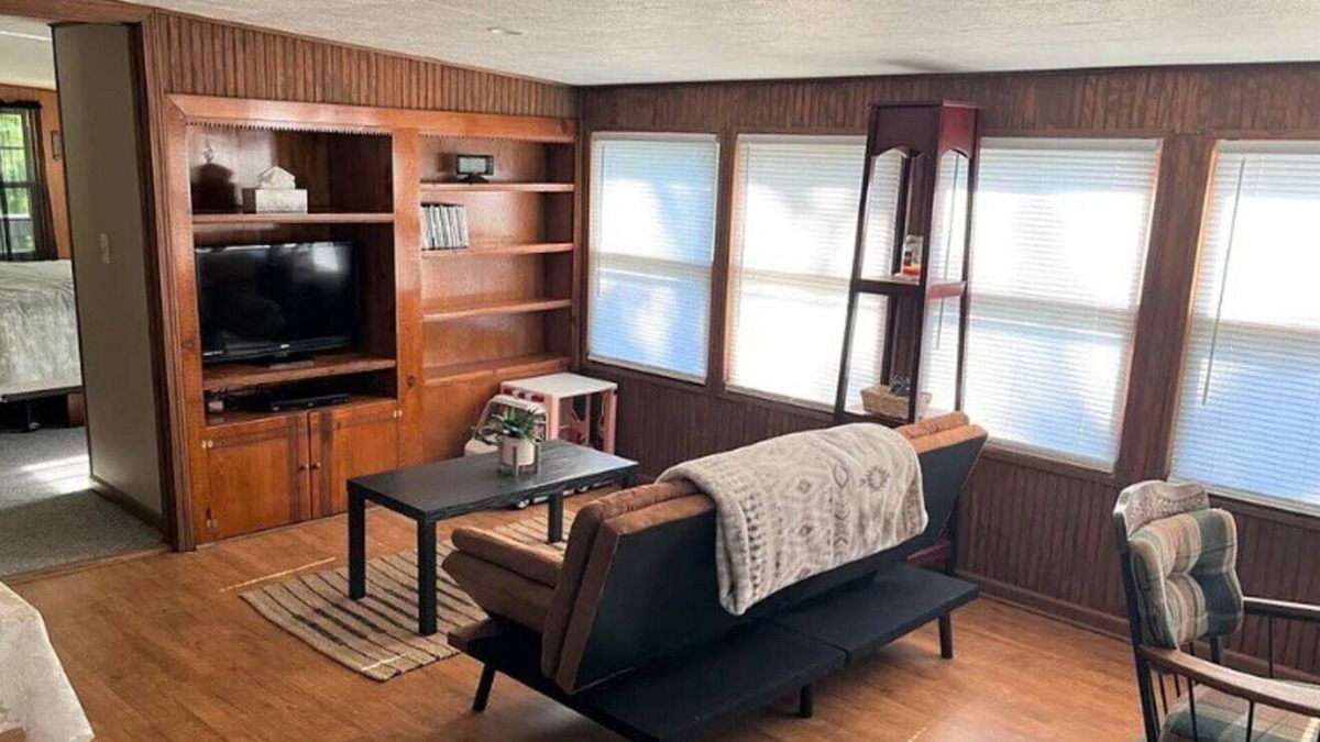 Versailles House | Lake Getaway- Sleeps 7- Boat Slip
