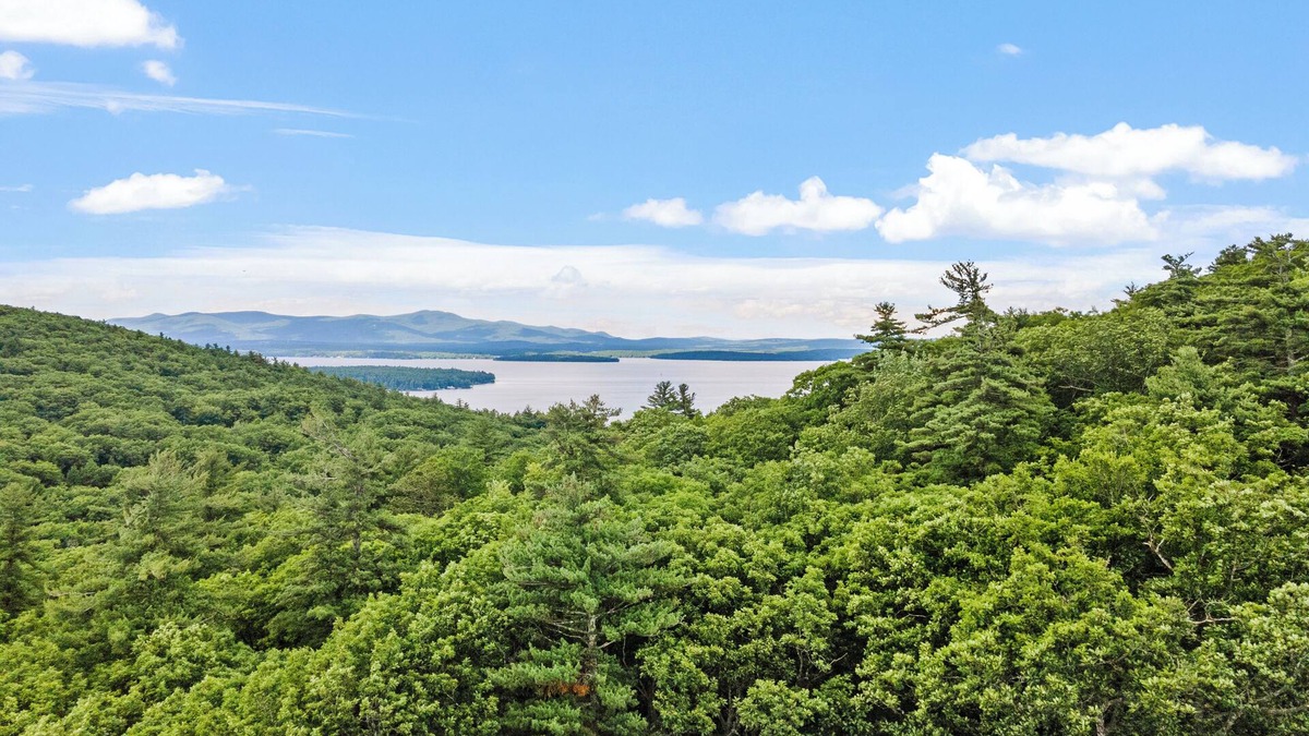 Gilford House | Lake, grill, s'mores, hike, golf! 4Bd 2.5Bath, sleeps10