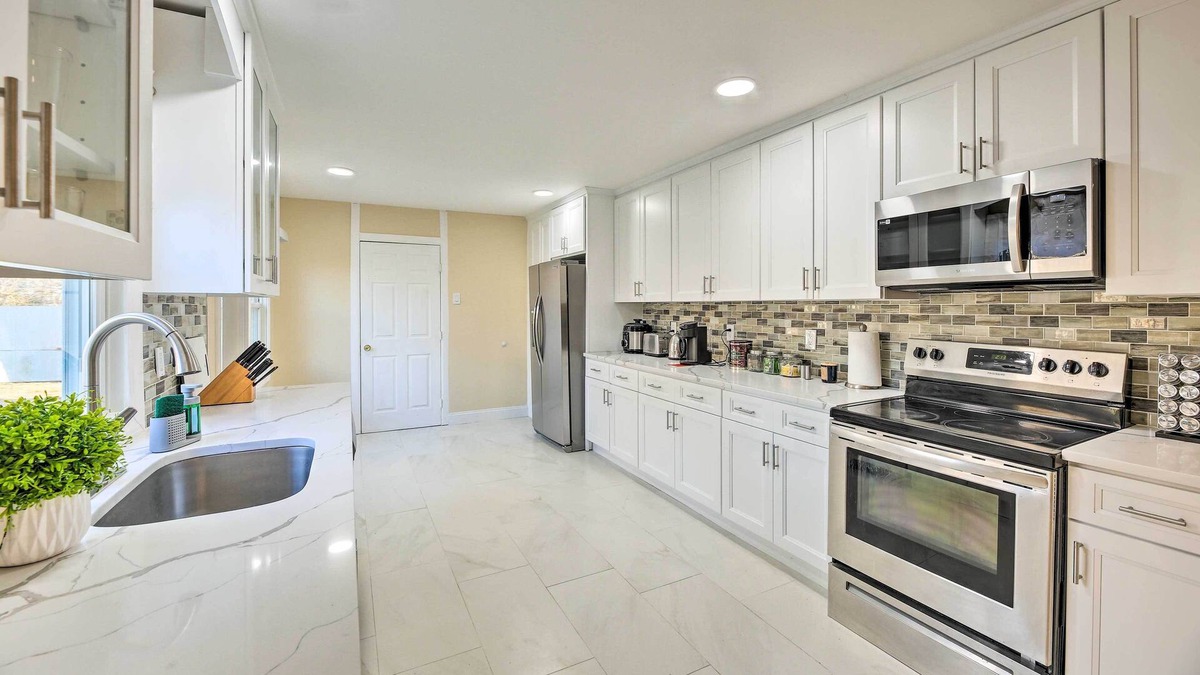 Lake Grove House | Lake Grove Getaway ~ 7 Mi to the Beach!