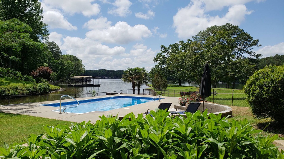 Mid America House | Lake Hamilton - Private Hot tub, pool and peleton.
