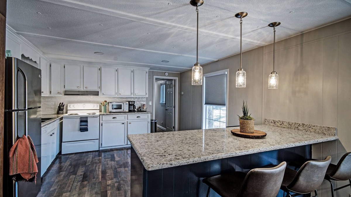 Ludlow House | Lake Harbor Landing - Cozy Cottage on the Rez