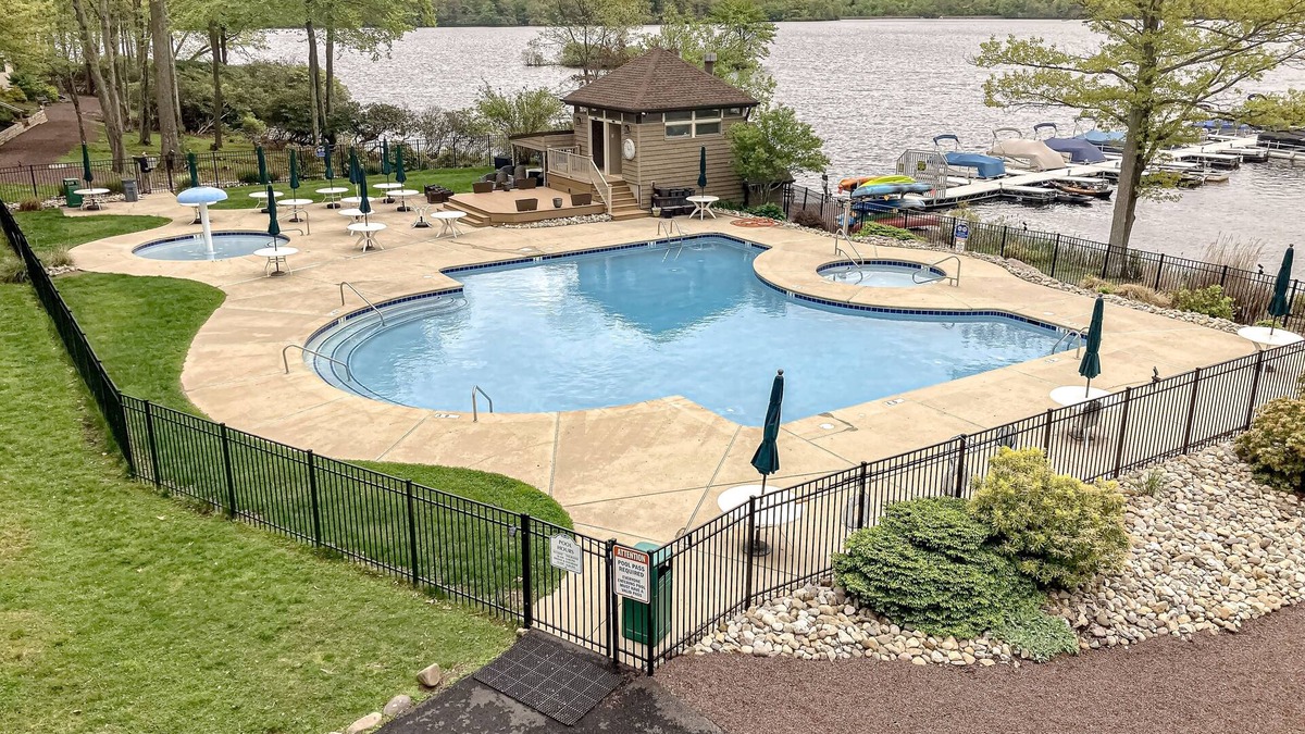 Lake Harmony Condo | Lake Harmony Retreat – Stunning views of the lake and the ski slope