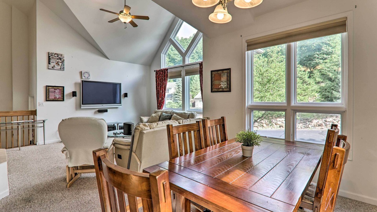 Lake Harmony Villa | Lake Harmony Villa: Walk to Big Boulder Mountain!