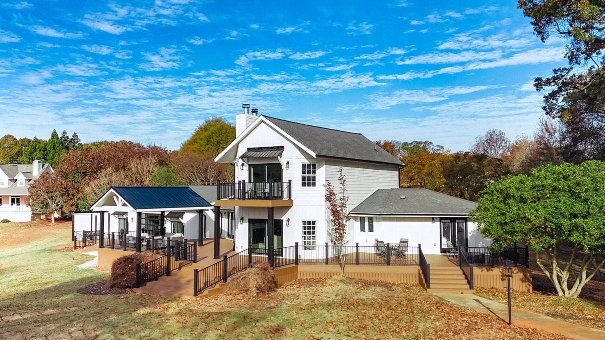 Townville House | Lake Hartwell Home w/Dock + Fire Pit!