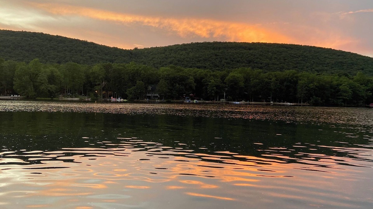 Nesquehoning House | Lake Hauto 3 bedroom loft, sleeps 20+ nJim Thorpe close basement game room