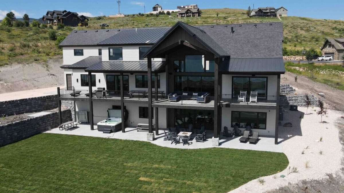 Fish Haven House | Lake Haven-11 Bedrooms - Sleeps 70+ - Indoor slide
