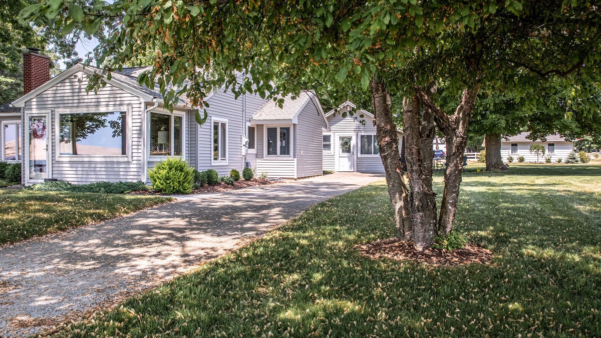 Silver Lake Cottage | Lake Haven Cottage .nLakefront with spectacular Silver Lake Sand Dune views.