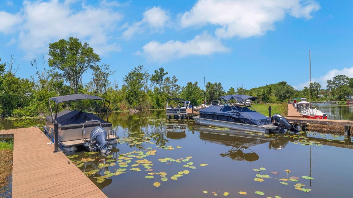 Tavares House | Lake Haven Retreat, Private Dock & Peaceful Views