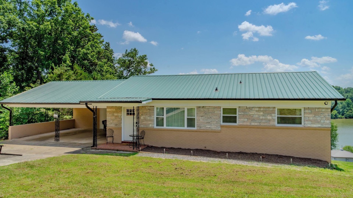 Hickory House | Lake Hickory cozy home