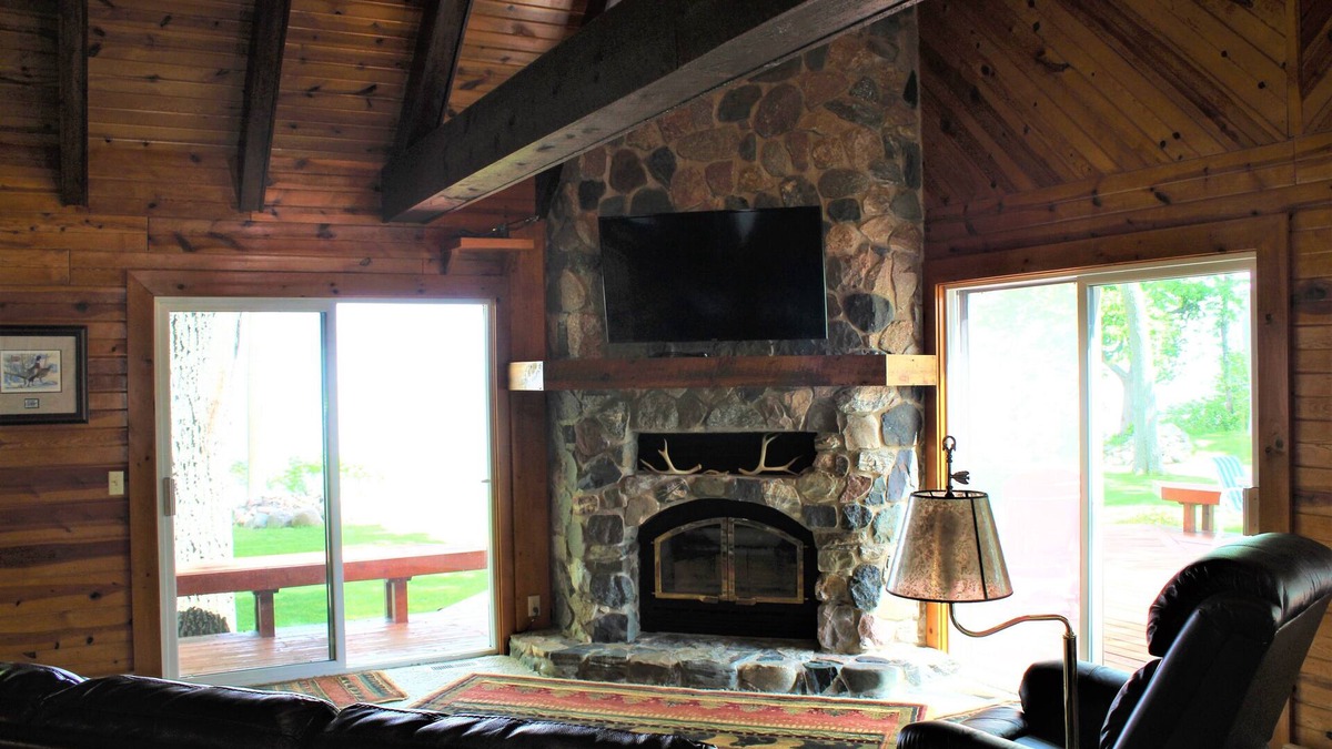 Garrison House | Lake Home/Cabin, 3 Bedrooms + Loft, 2 Bathrooms (Sleeps up to 10)