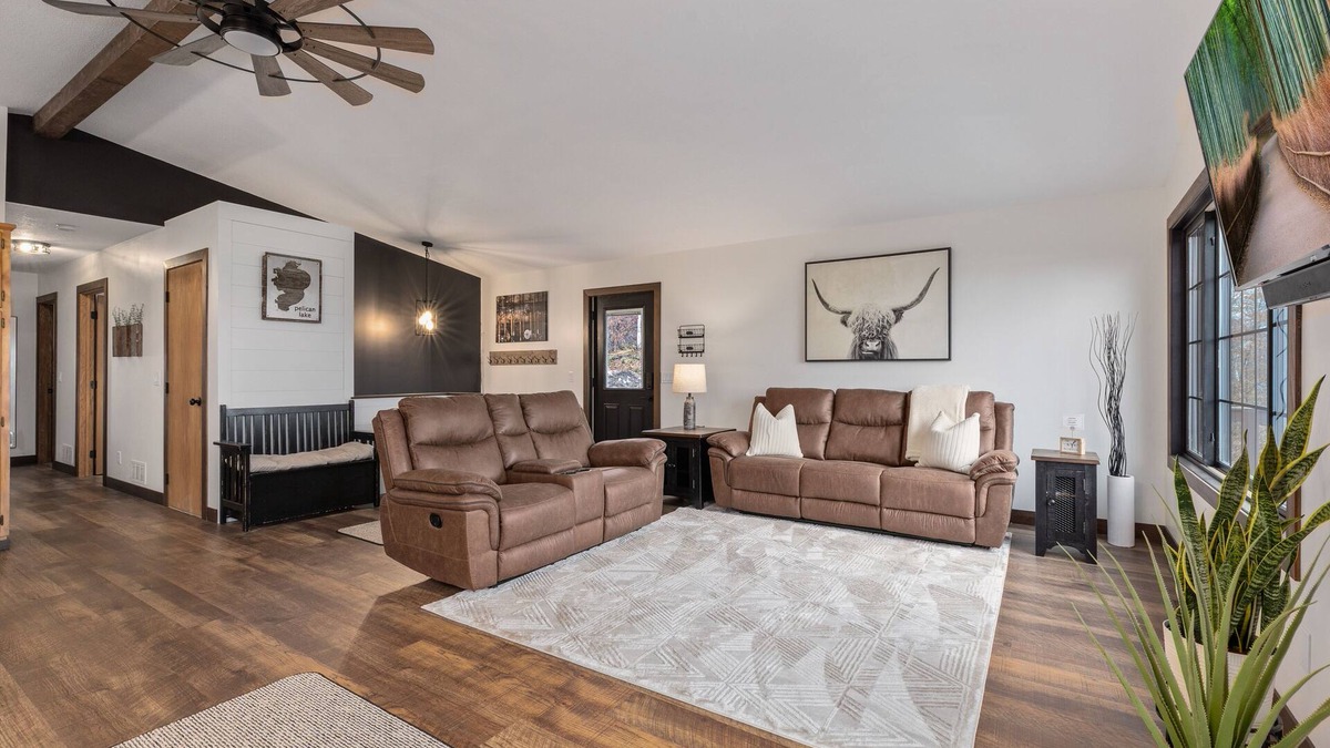 Breezy Point Cabin | LAKE HOME ON PELICAN! Just a short walk away from food, live music, & golf!
