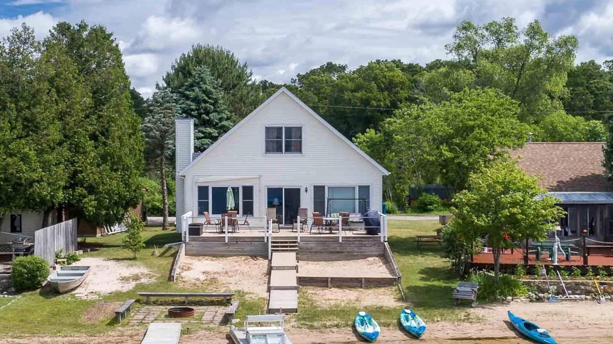 Twin Lake House | Lake Home/Sandy Bottom-Pedal Boats/Kayaks/AC/Xfinity Cable/High Speed Internet