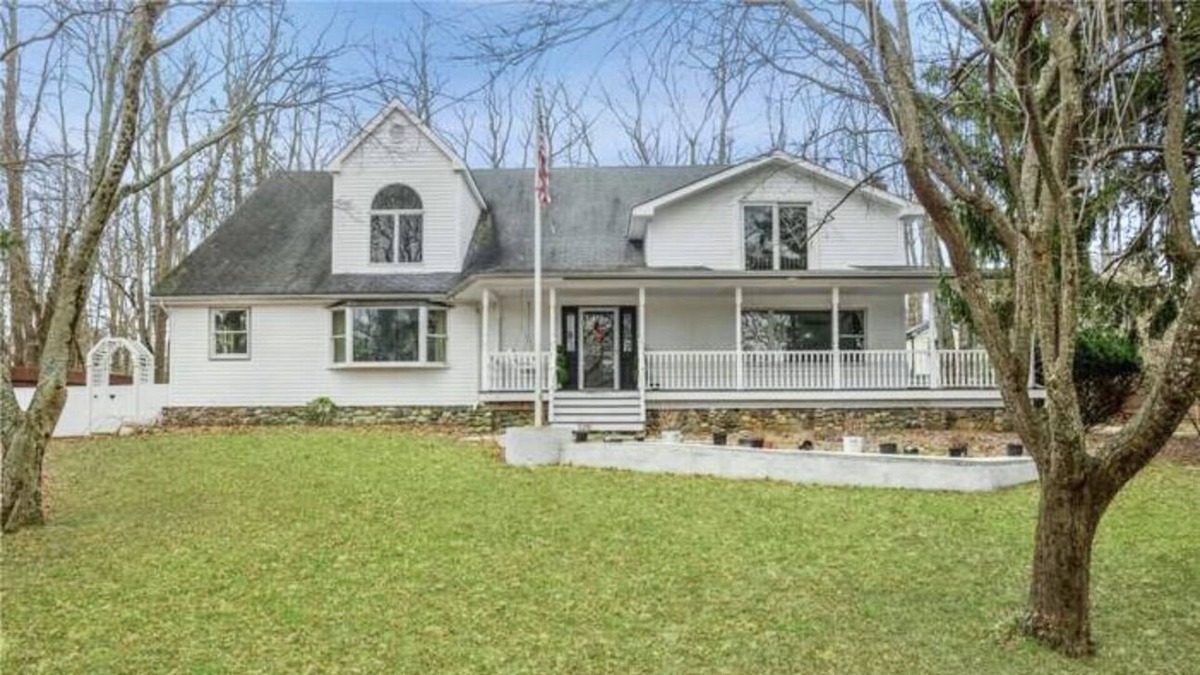 Middle Island Other | Lake house 1.3 acres-With Cable-activities including kayaks, quad track, fishing