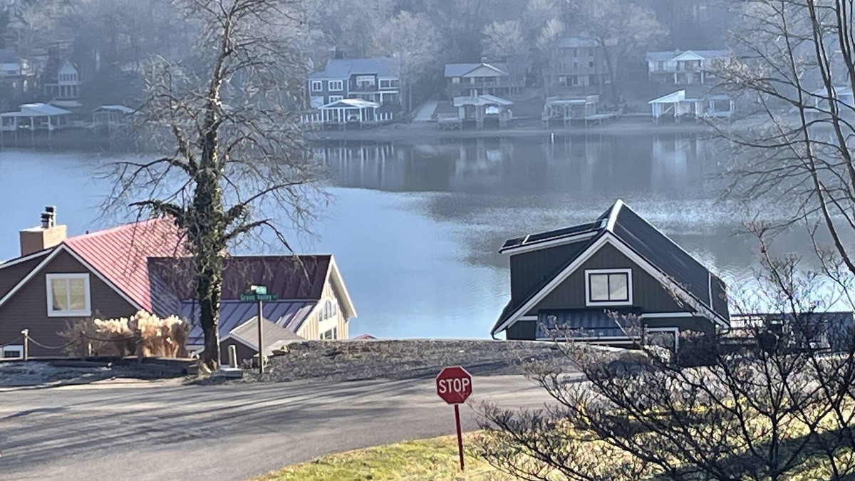 Howard House | Lake House Artistic Spa-Like Retreat - Quiet Peaceful cul-de-sac - Pet-Friendly!