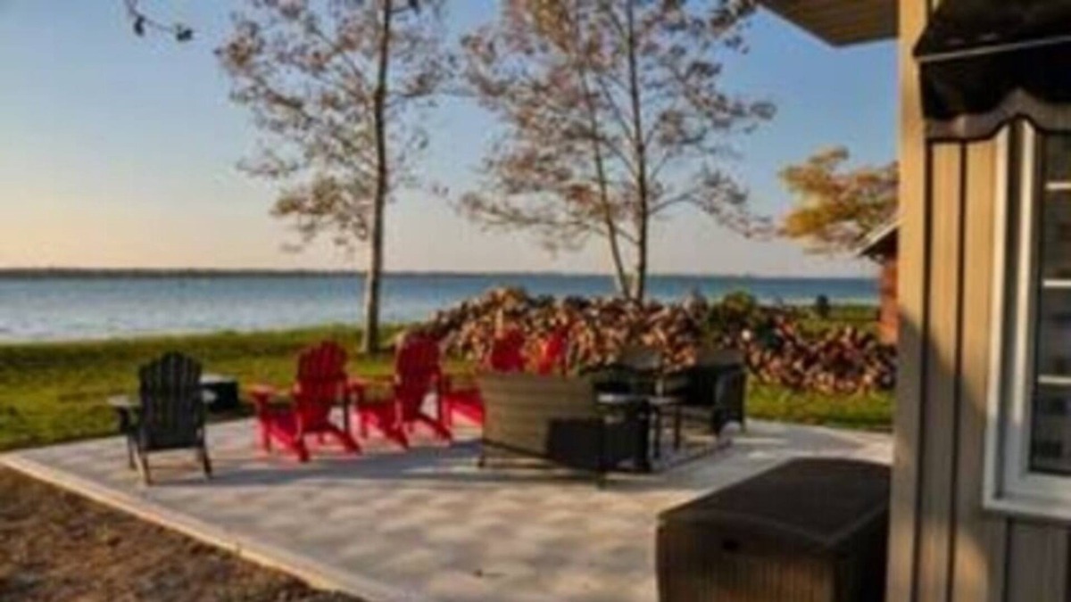 Amherstburg House | Lake House