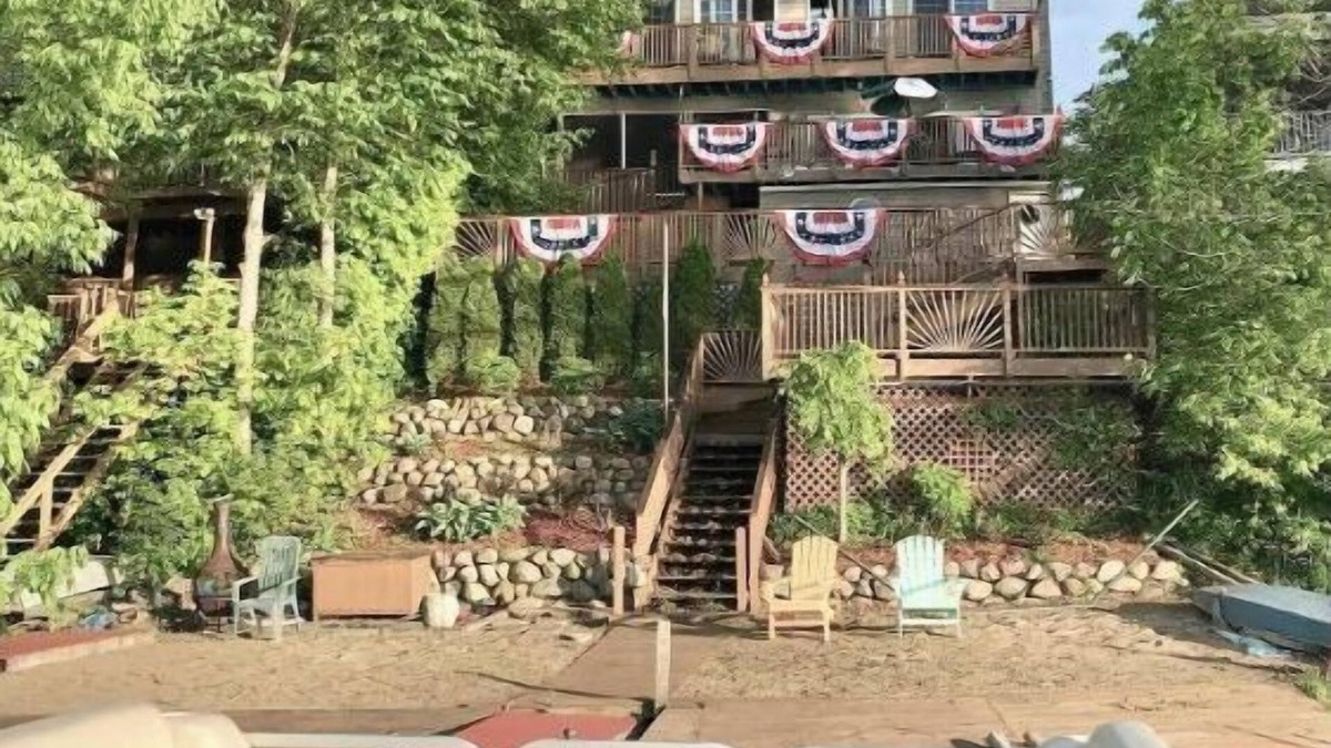 Lapeer House | Lake House Chalet Gorgeous Sunsets Lake Nepessing