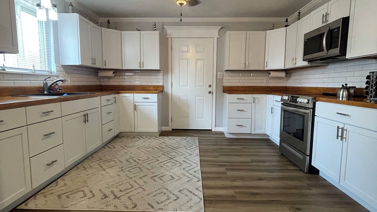 Eufaula House | Lake House Eufaulan2 Bedroom Home 1 block from Xtreme Cove Marina!