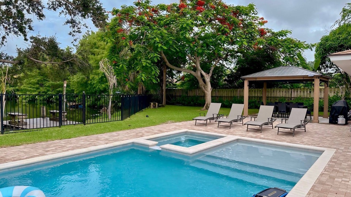 West Palm Beach House | Lake House in Palm Beach 6BR 5BA w/Pool and Hot Tub