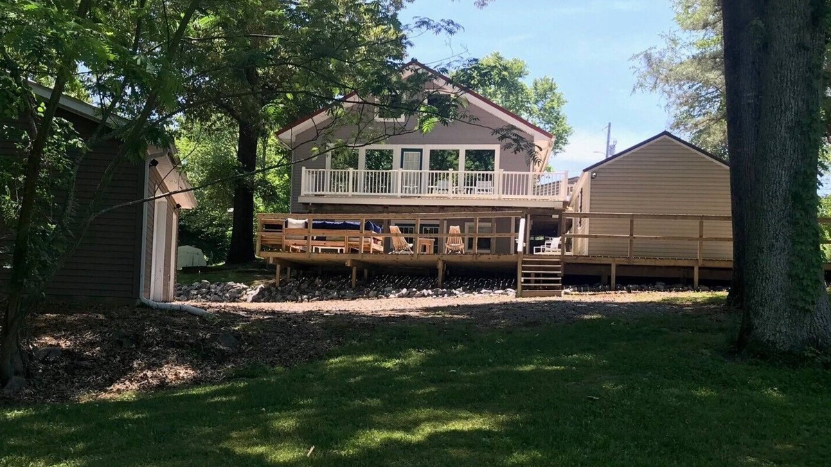 Hardin House | Lake house in Pirate's Cove Pet friendly with large outdoor entertainment area