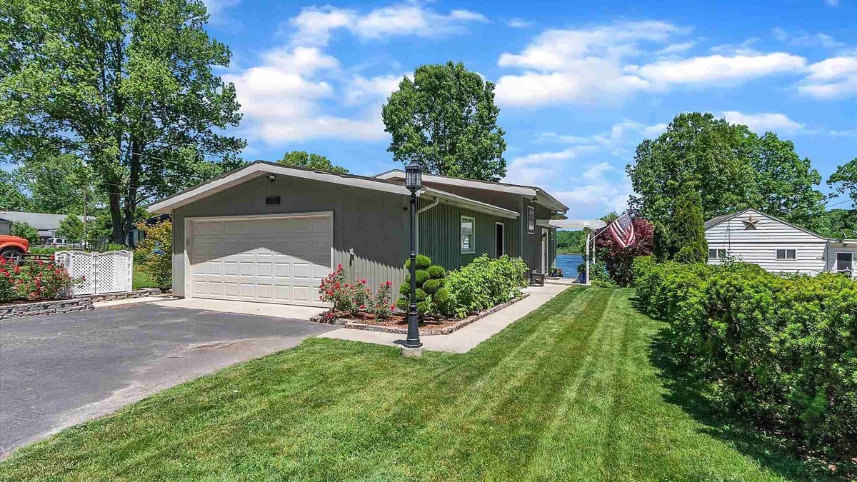 South Bend House | Lake House in South Bend