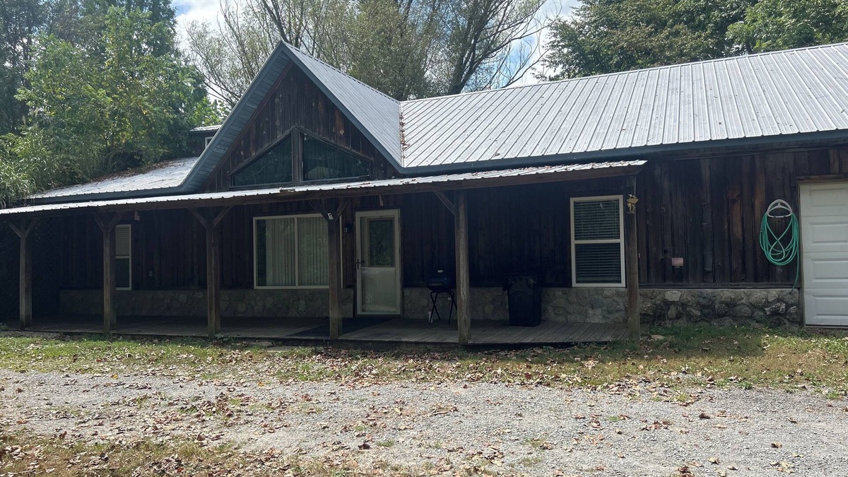 Knifley House | Lake House near Green River Lake and minutes from several marinas.