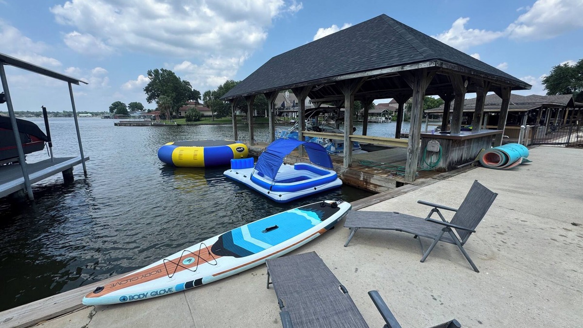 Seven Coves House | Lake House on lake Conroe 8 minutes off I45. Ready for family or business! Toys!