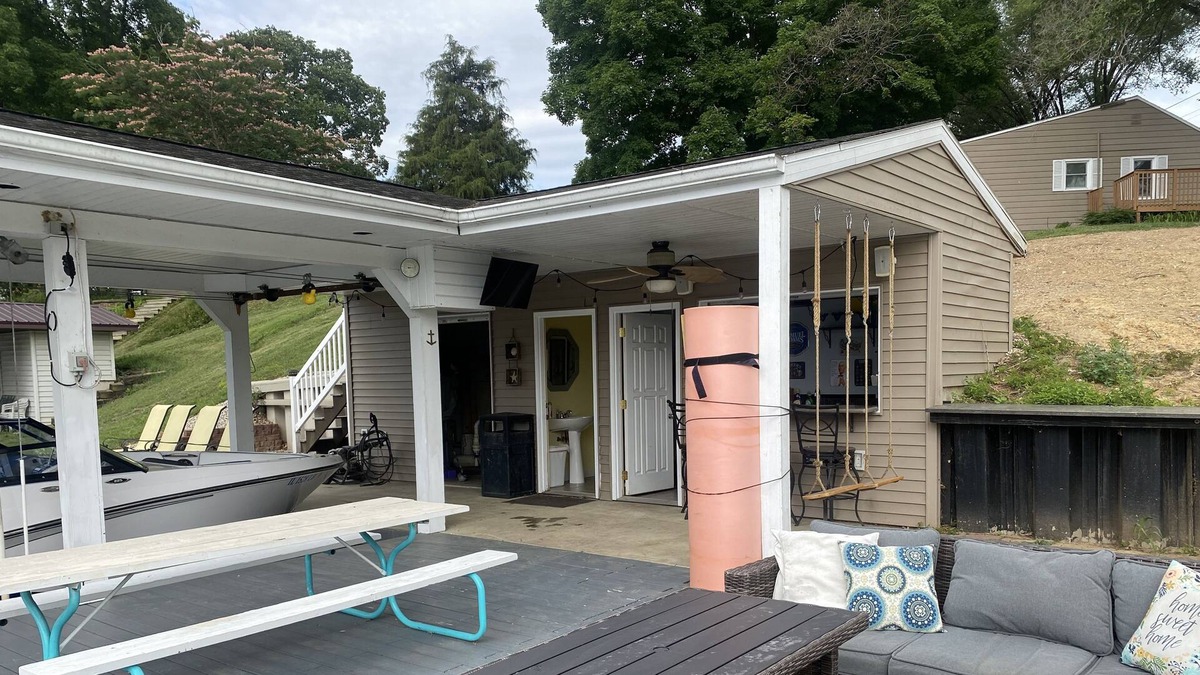 Effingham Cottage | Lake house on Lake Sara with boat dock!