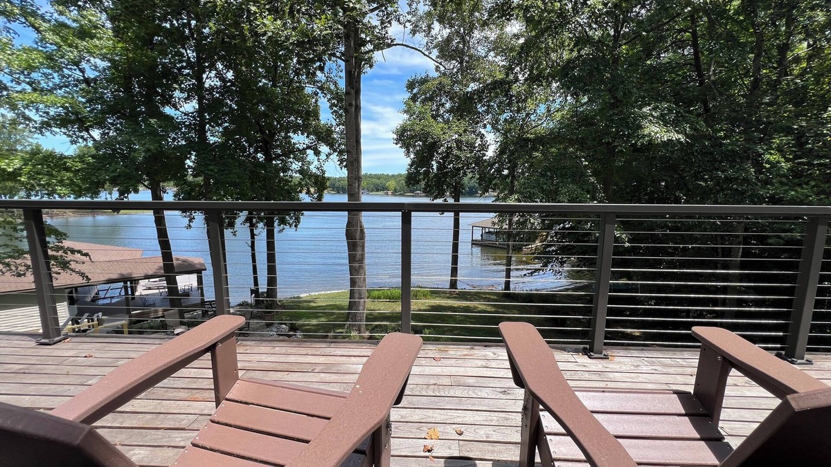Leasburg House | Lake House Retreat with beautiful views & WiFi