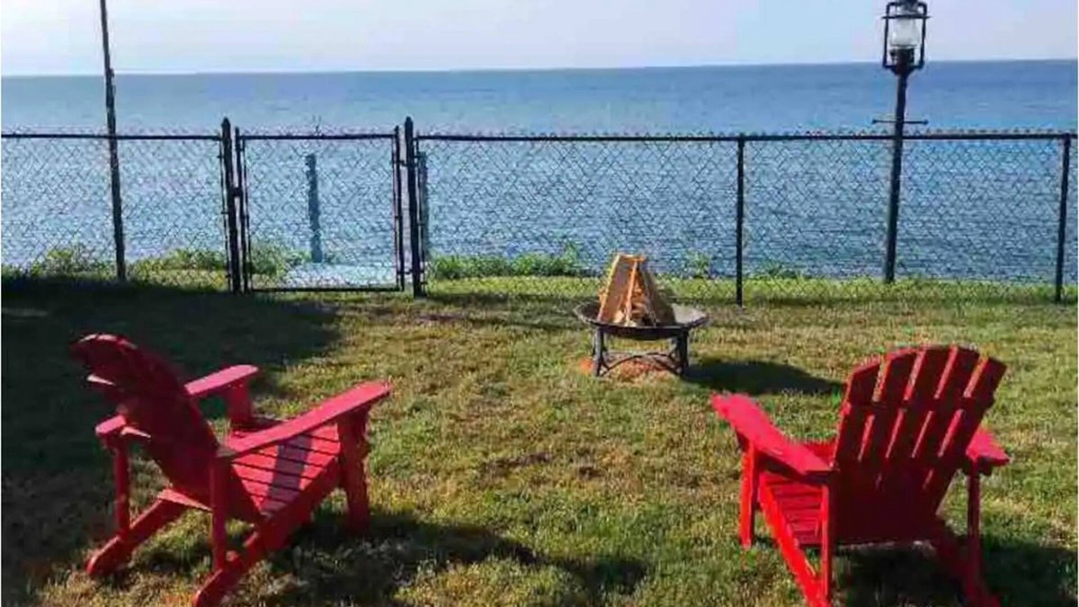 Olcott House | Lake House right on the Bluff of Lake Ontario