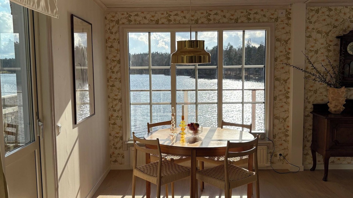 Hedetorpet Cottage | Lake House Retreat with a Dock, Boat & Guesthouse
