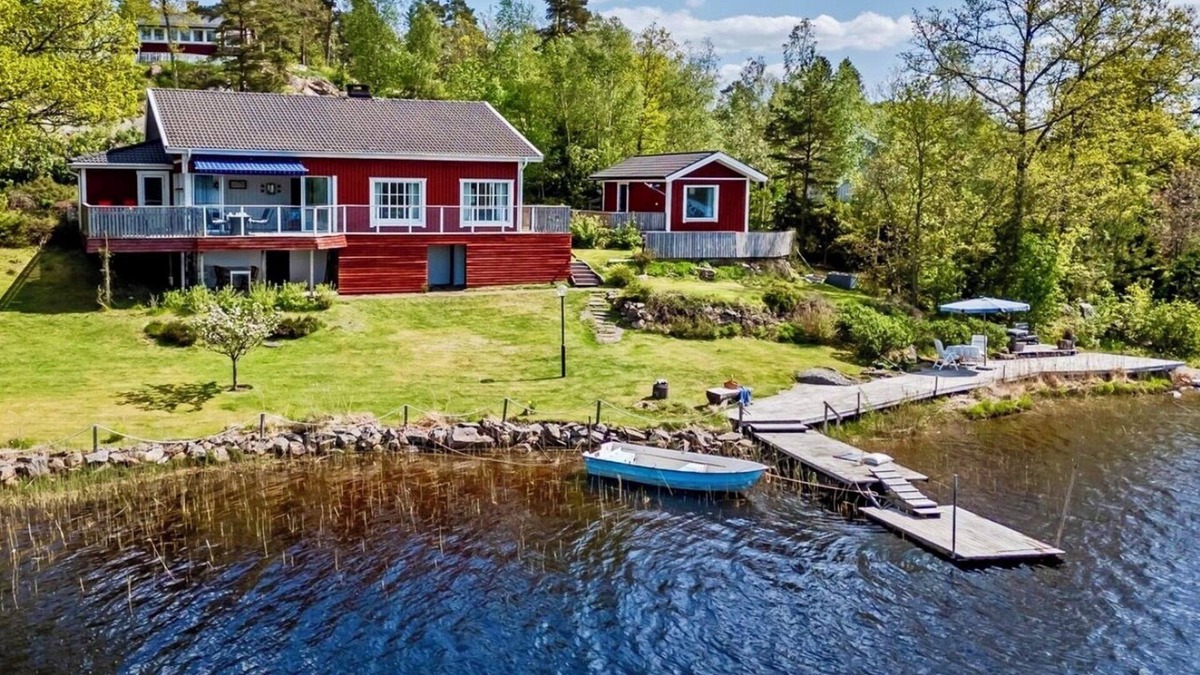 Trollhattan Cabin | Lake House Retreat with a Dock & Boat