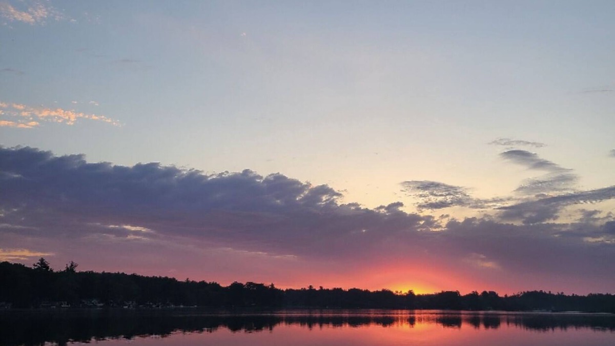 Hampstead House | Lake house sleeps 5 in Hampstead NH. Relax on Sunset Lake. 