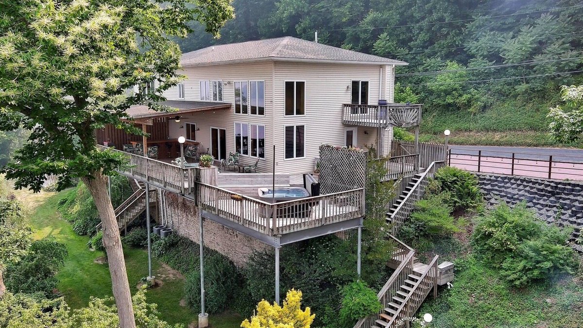 Pequea House | LAKE HOUSE SOUTHnWaterfront Retreat with DOCKAGE on Susquehanna River & HOT TUB