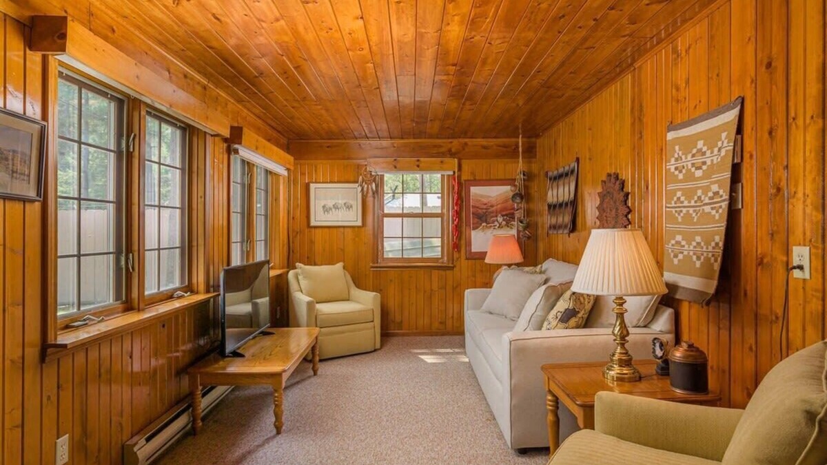Waupaca House | Lake House Vacation Sleeps 12, Private Dock