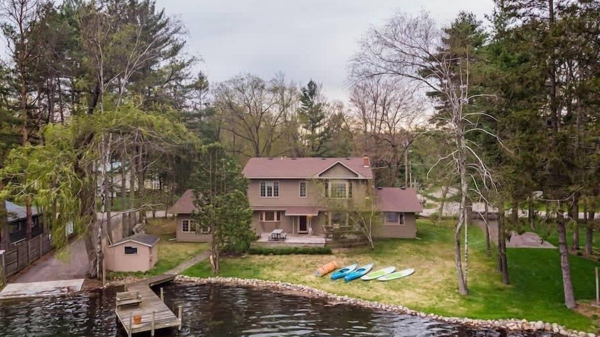 Waupaca House | -Lake House Vacation Sleeps 12, Private Dock