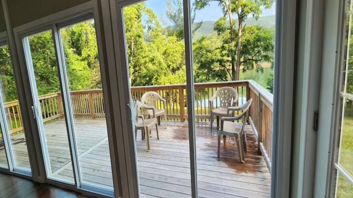 Winchester House | Lake House w/2 huge decks/2 sunrooms/shower panel w/6 modes/beach nearby