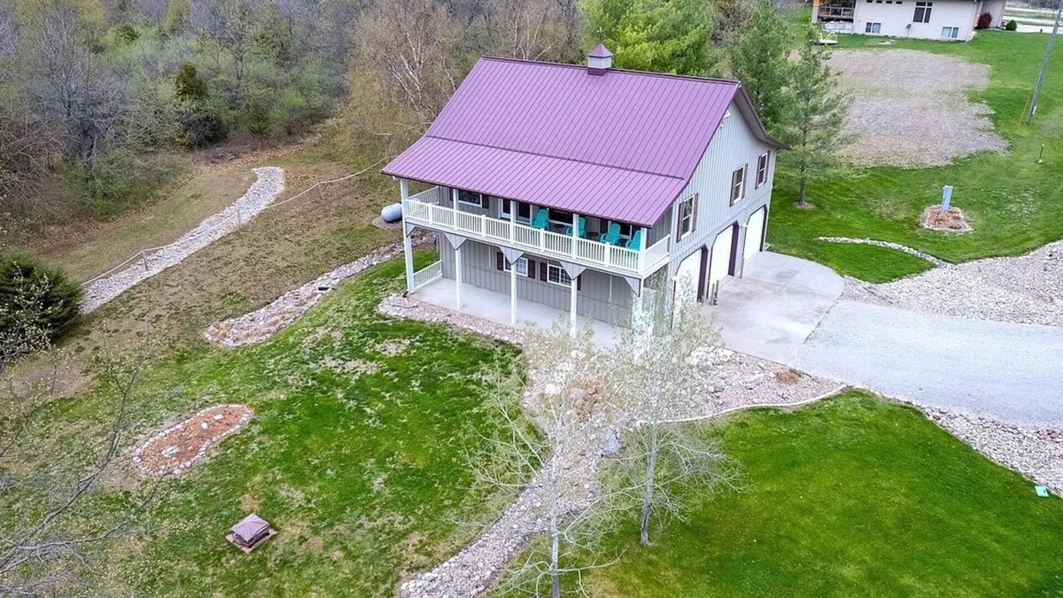 Moravia House | Lake House with a private trail to the beach!
