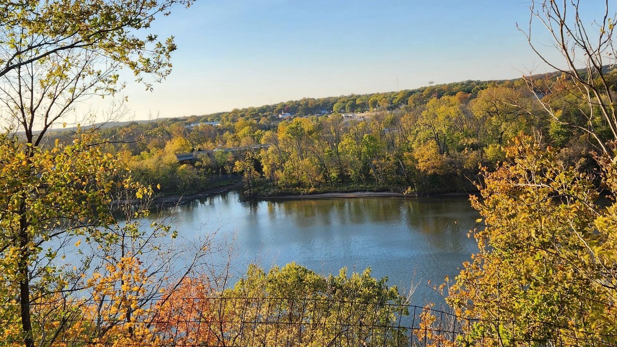 Warsaw House | Lake house with a view! Overlooks Warsaw and Lake of the Ozarks, Sleeps 4