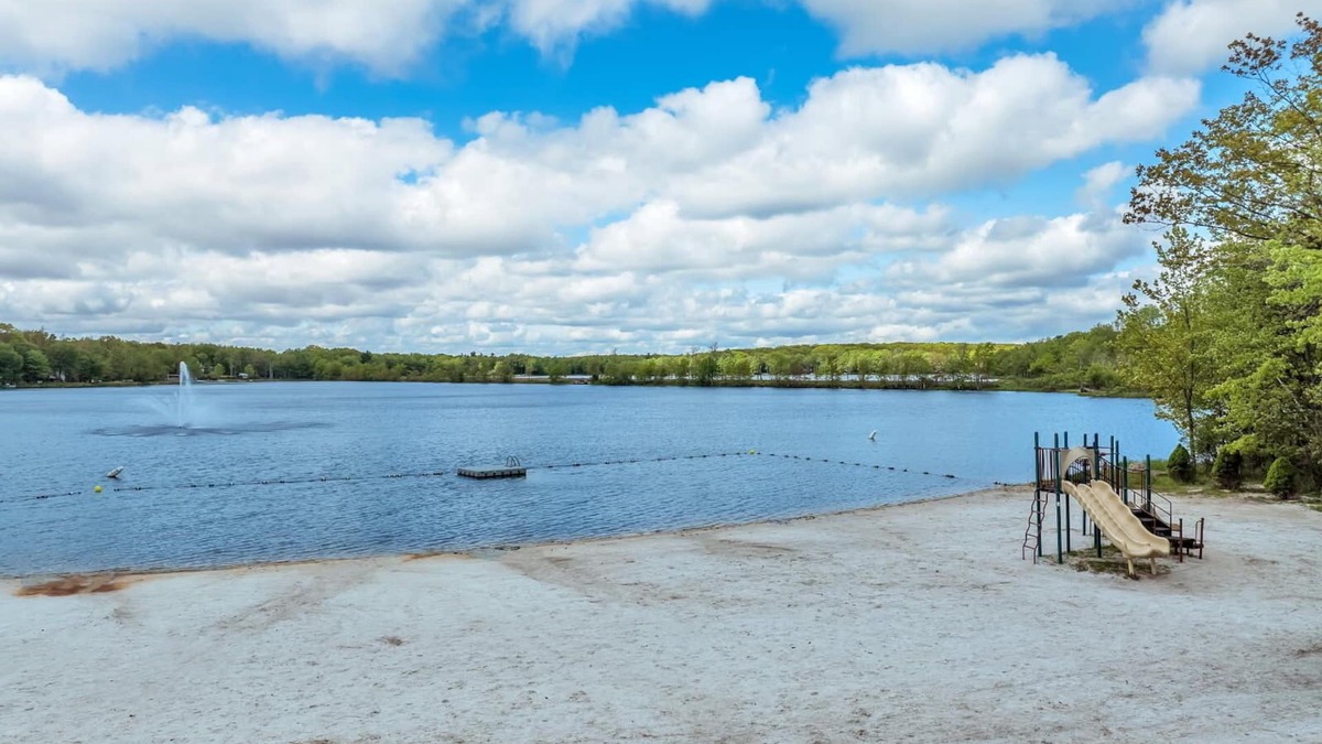 Pocono Summit House | Lake House with Fire Pit, Kayaks & Games, minutes from Kalahari