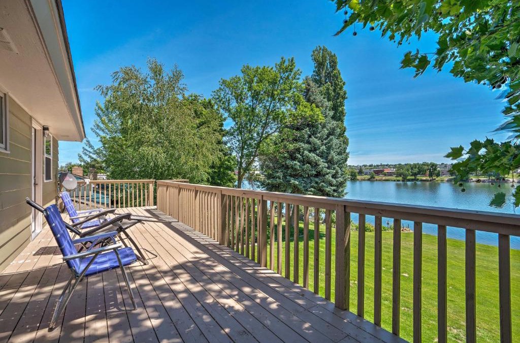 Moses Lake House | Lake House with Hot Tub - 1 Mi to Surf n Slide