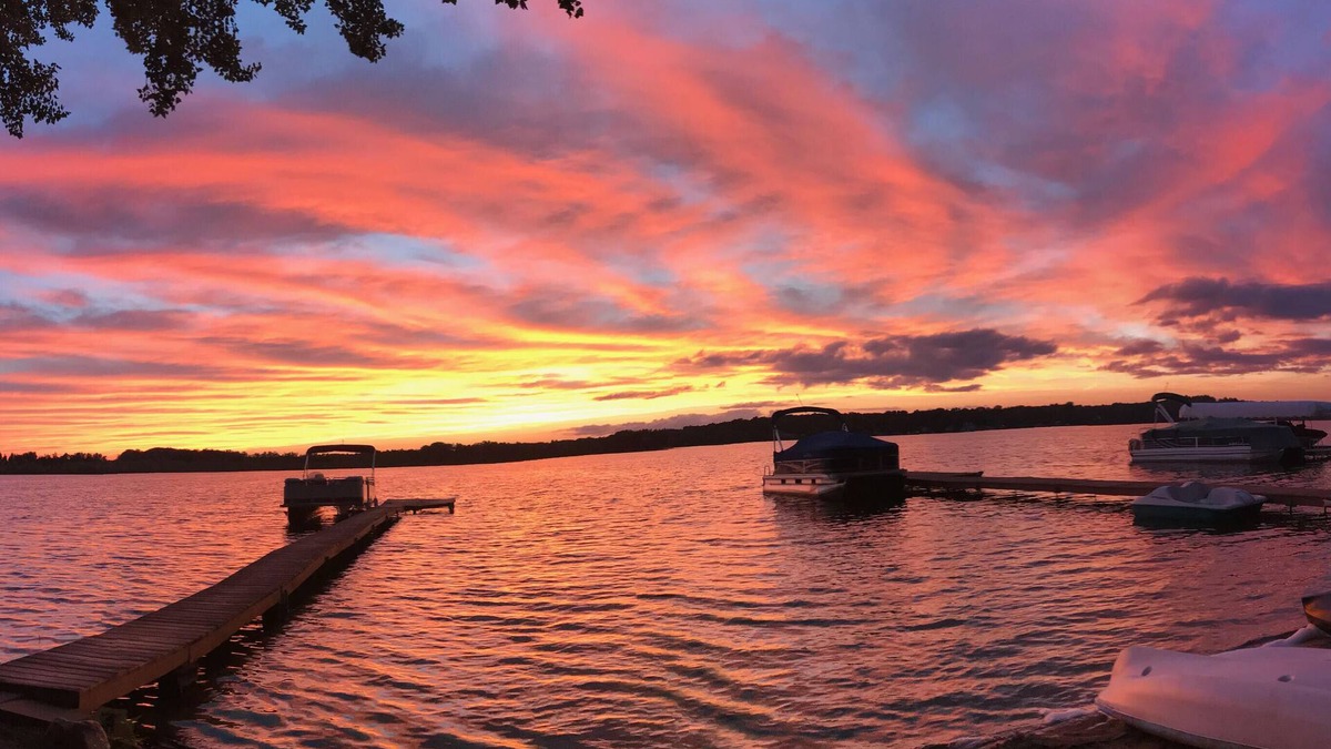 Delton House | Lake House with Sandy Beach and Amazing Sunsets
