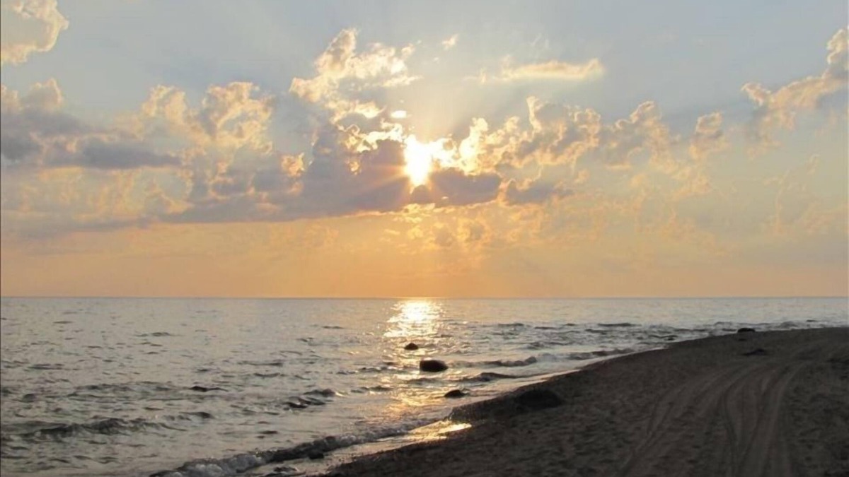 Zurich Cottage | Lake Huron Beach House - Spectacular Sunsets