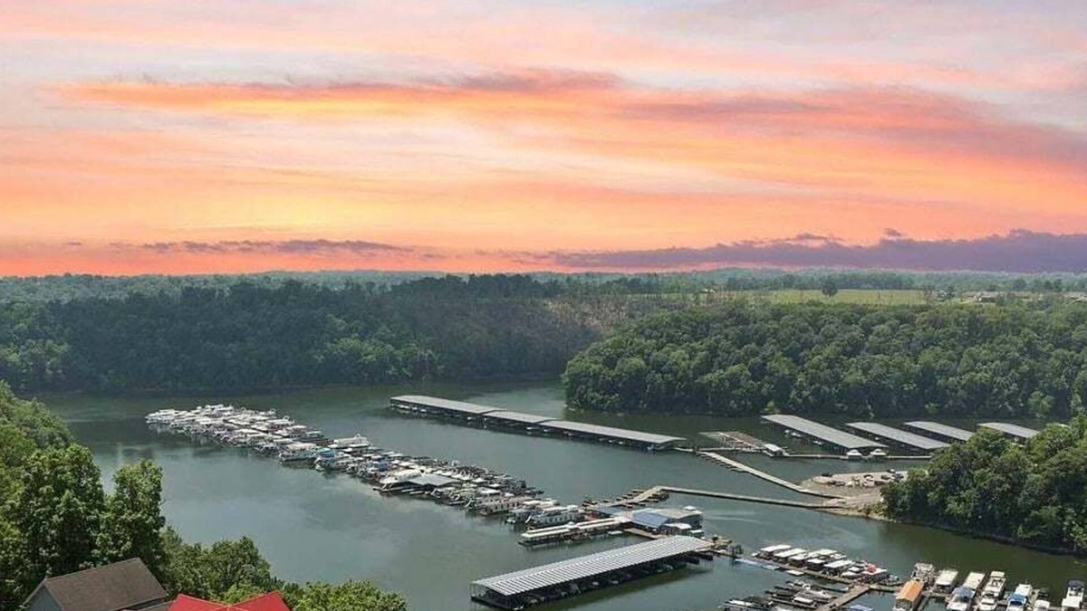 Somerset House | “Lake It Easy” 3-Lvl Home w/Hot Tub + Game Space